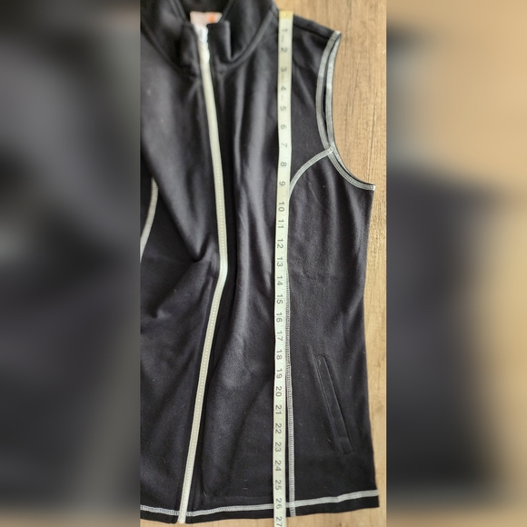 Quaker Factory NWT Women's Small Black and White Vest with a Rhinestones Zipper - Picture 7 of 7